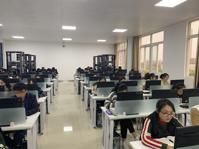 路由交换技术实训室照片1.jpg