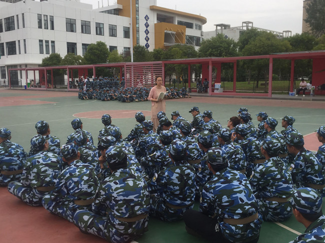 党员走进操场1_副本.jpg