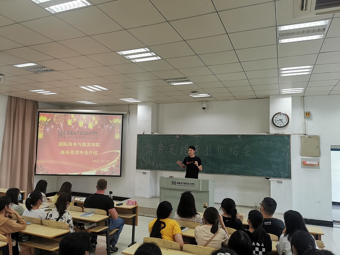 教研室主任进行专业介绍.jpg