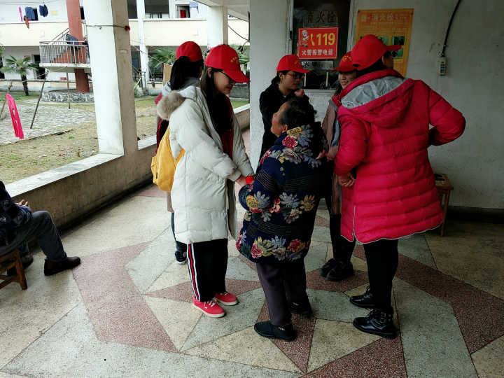 敬老院慰问老人.jpg