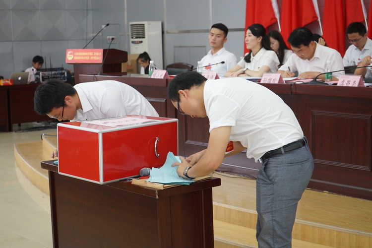 总监票员现场清点选票.jpg