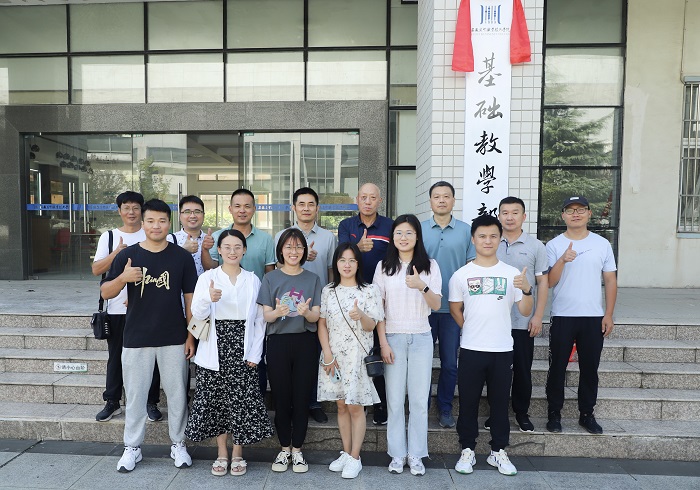 合影(去墙顶).png
